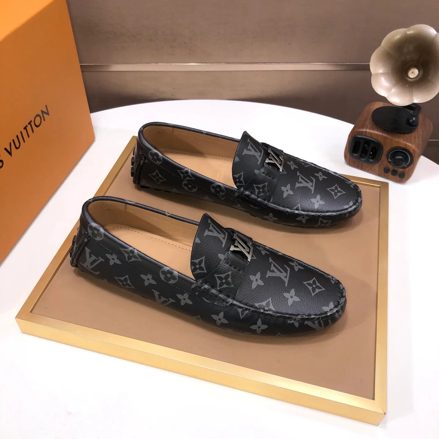Men's men's shoes 💰420💰 [LV Doudou shoes] (water-dyed cowhide lining) new model is on the market, available on the official website. The new Doudou shoes are processed into single-color materials, and the uppers are made of imported cowhide material. The body of the shoe is fully hemmed with mark thread, and is lined with imported original cowhide leather. The elegant shoe shape is super suitable for all-matching, and the size is 38-44.